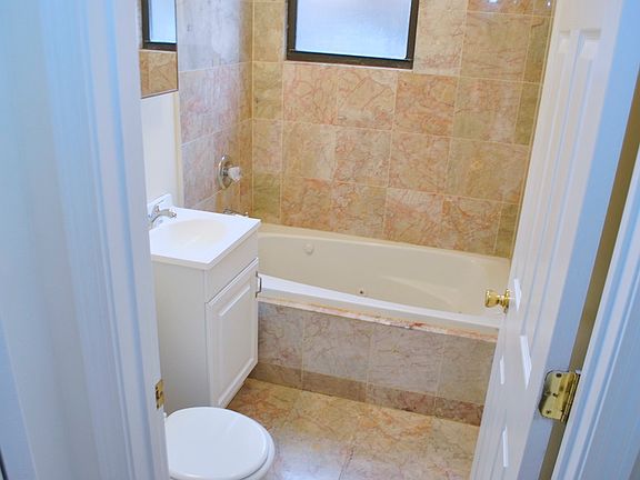 2nd image of 7320 N Winchester Ave APT 1E