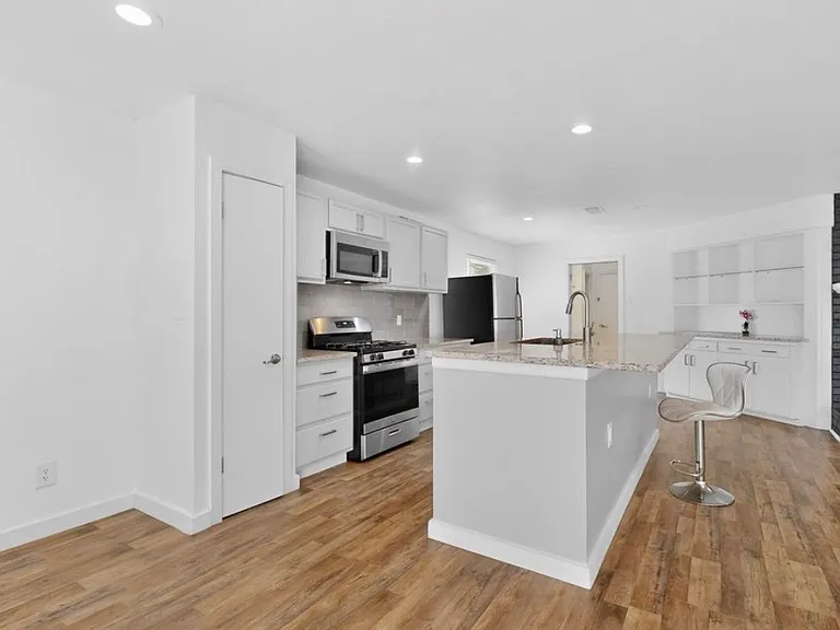 1545 Drury Dr — Photo 3