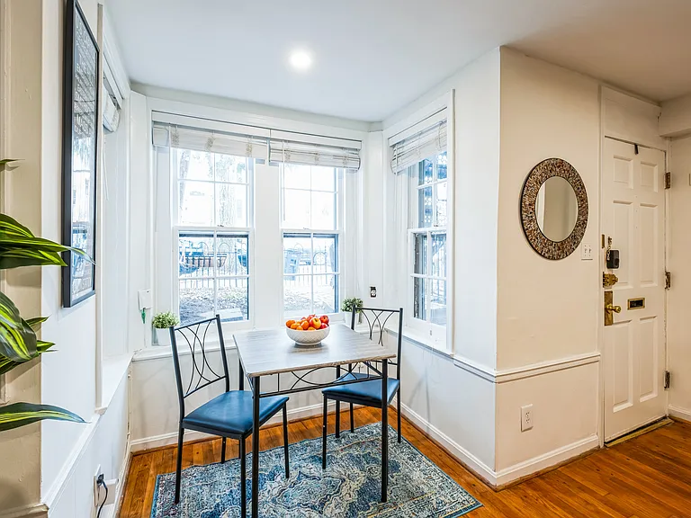 605 E St SE #B — Photo 10
