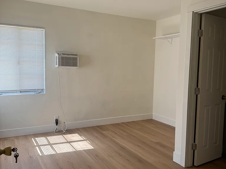 323 W I St — Photo 7
