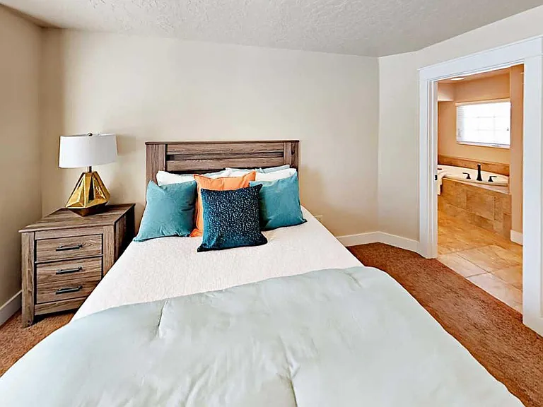 946 E Winding Creek Dr — Photo 15