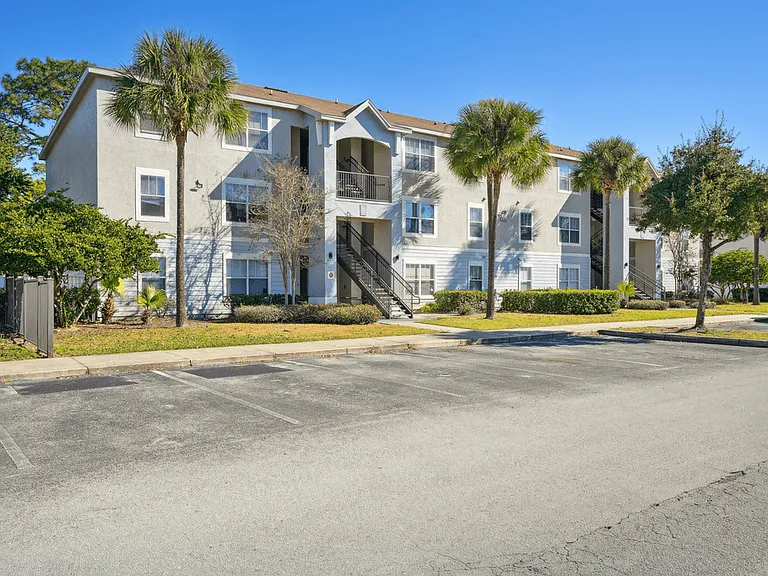 Grande Court Apartments — Photo 20