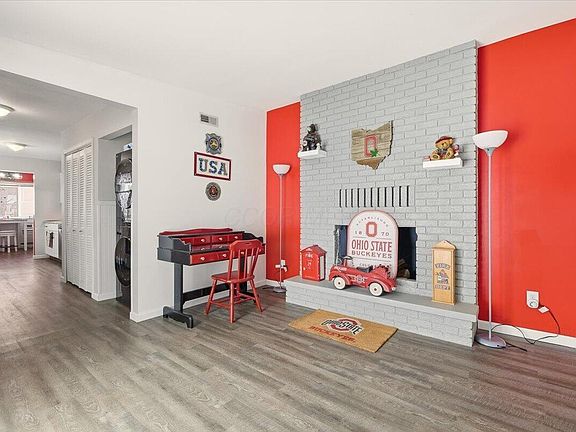 3rd image of 80 Essex Cir