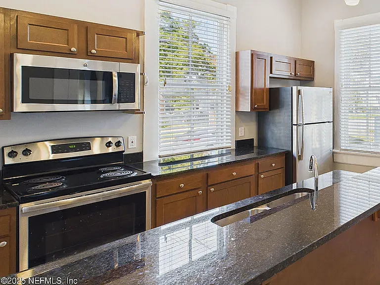 1251 Hubbard St #1 — Photo 15
