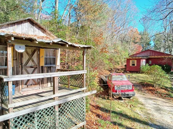 6923 Dillard Road, Scaly Mountain, NC 28775
