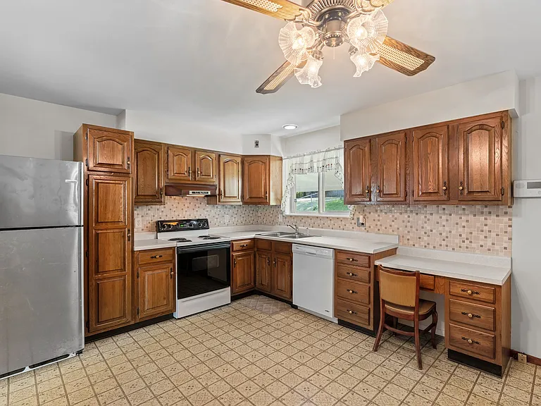6138 Emerald Ave — Photo 5
