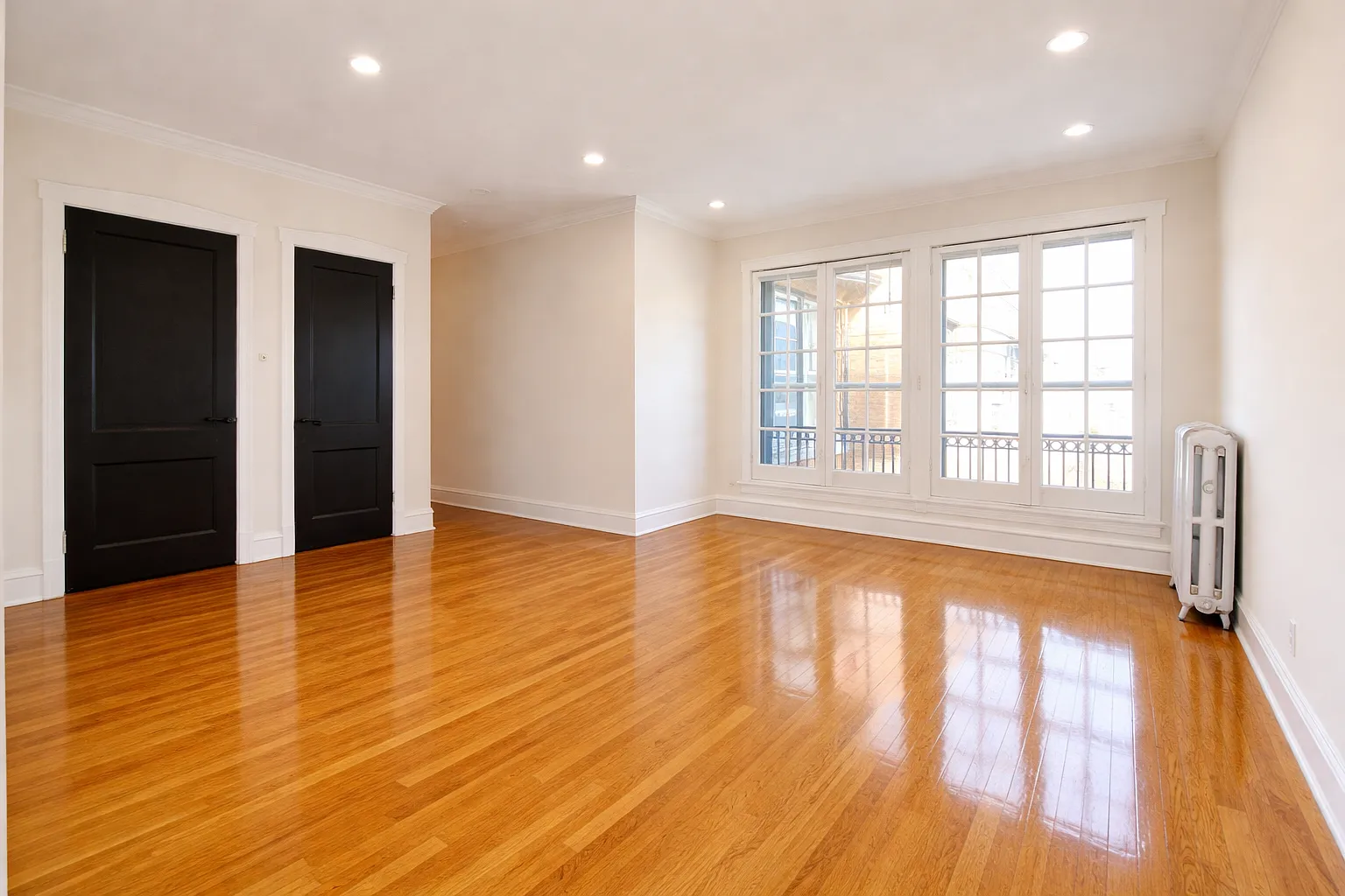 114 Clyde Ave — Photo 3