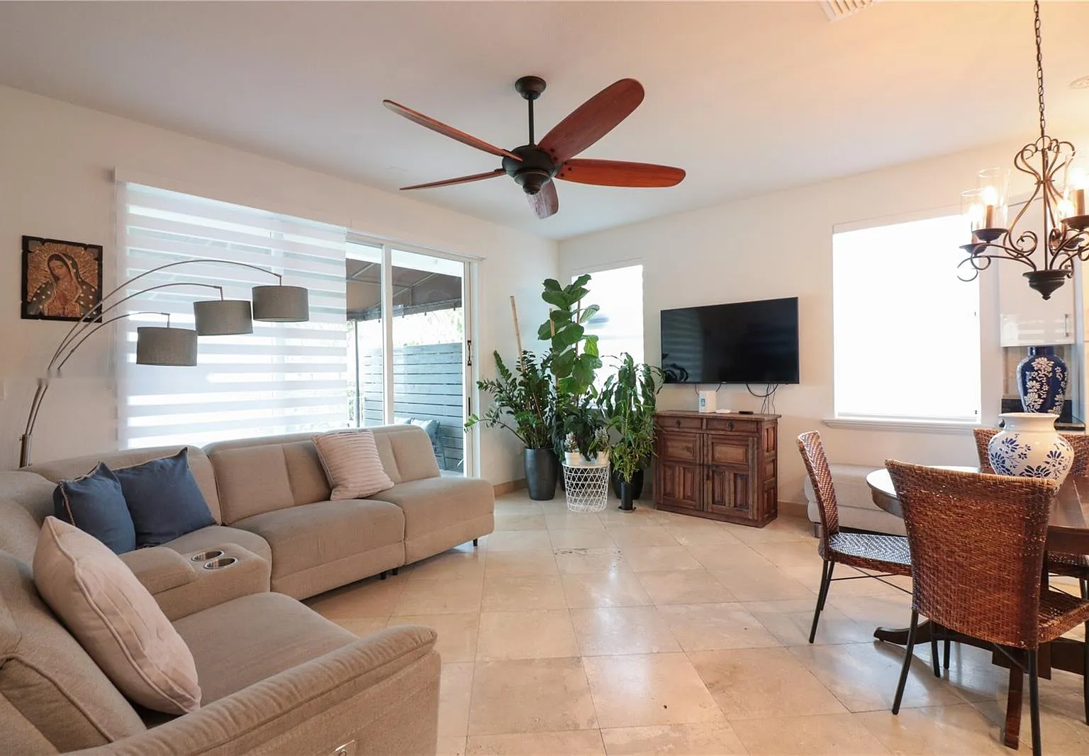 5 bed, 2557 sqft, $5,800 — Photo 3