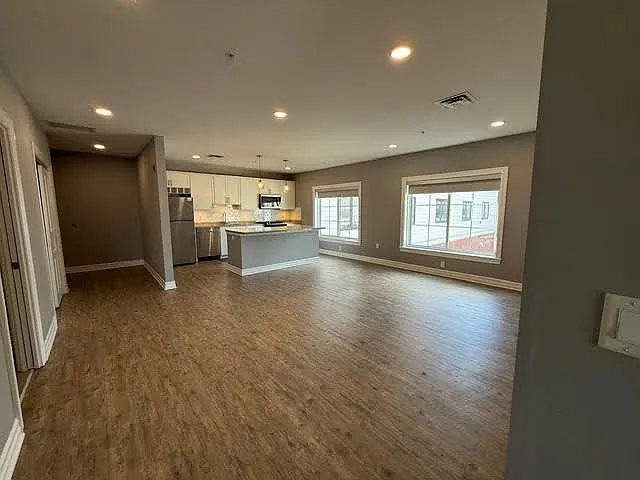 945 Kenmore Ave #203