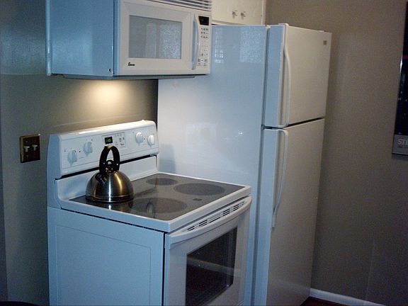 Clean and functional full kitchen with all appliances.