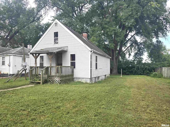 1207 S 12th St, Pekin, IL 61554