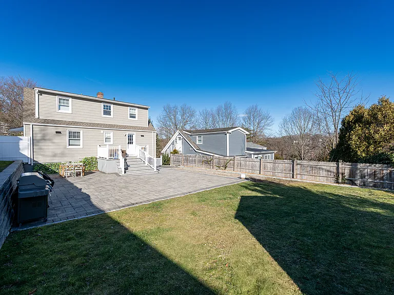191 Hobart Ave — Photo 22