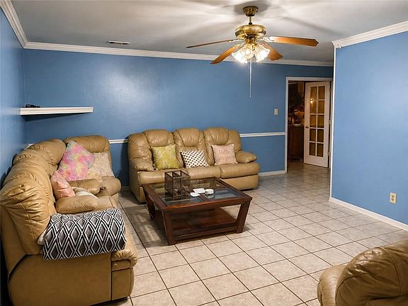 3rd image of 1632 Longwood Pl