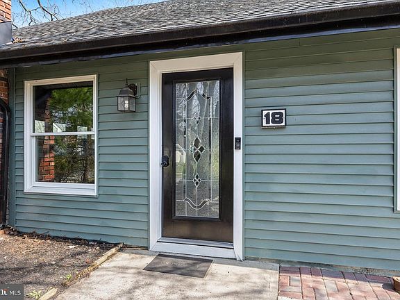 3rd image of 18 Holmes Ln