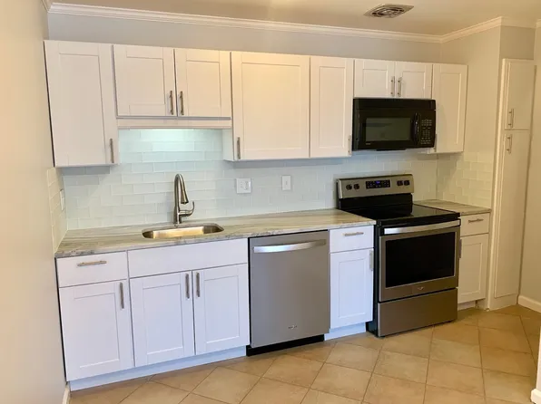 125 E Forteen Mile Rd APT 11, Birmingham, MI 48009