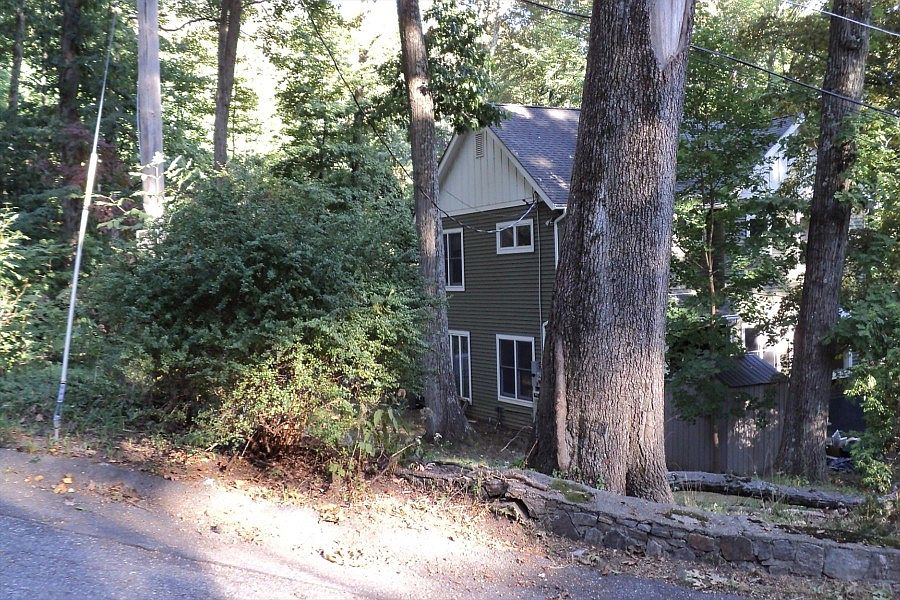 2nd image of 10 Split Rock Rd