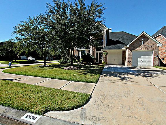HOME FEATURES DESIRABLE UPGRADES SUCH AS CROWN MOLDING, UPGRADED FLOORING, UPGRADED KITCHENAID QUIET