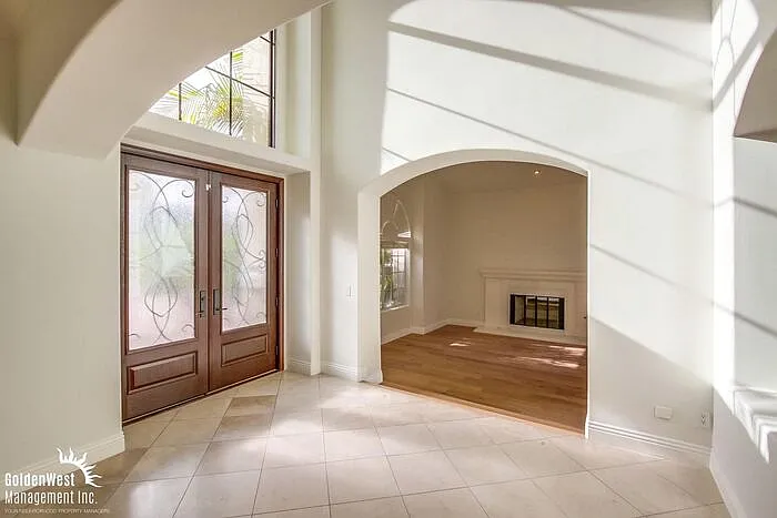 4 bed, 3.5 bath, 3720 sqft, $7,595 — Photo 2