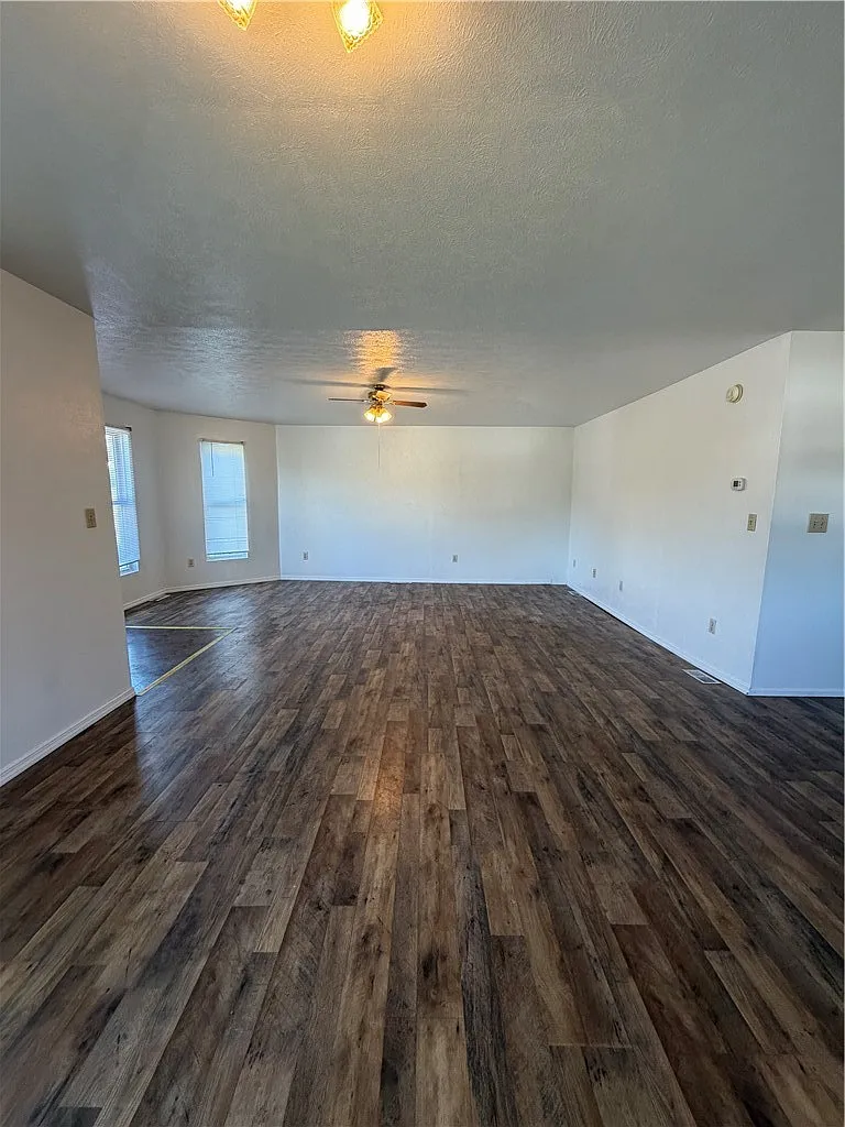 3 bed, $900 — Photo 4