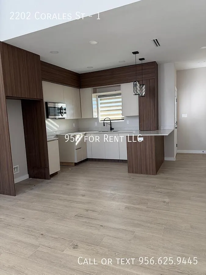 Building Photo - 2202 Corales St #1