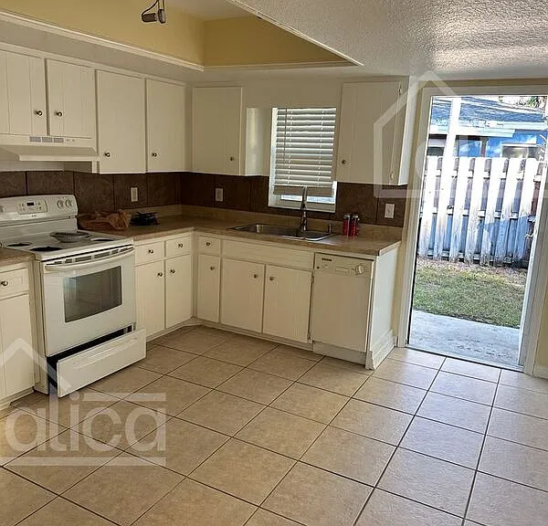 13753 Oleander Ave — Photo 20