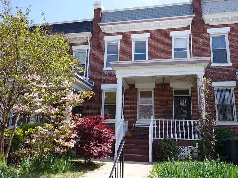 430 Luray Pl NW — Photo 2