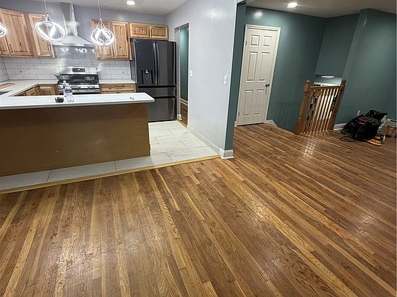 2nd image of 190 10th St