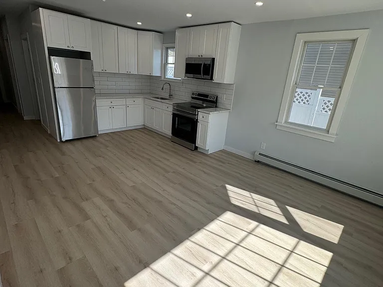 34 Bush Ave #2R — Photo 4