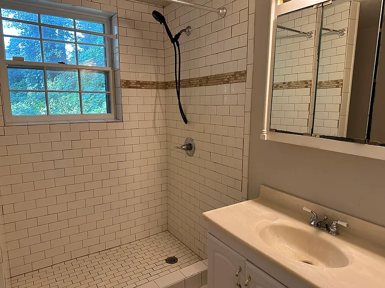 140 Riverdale Dr #B — Photo 12