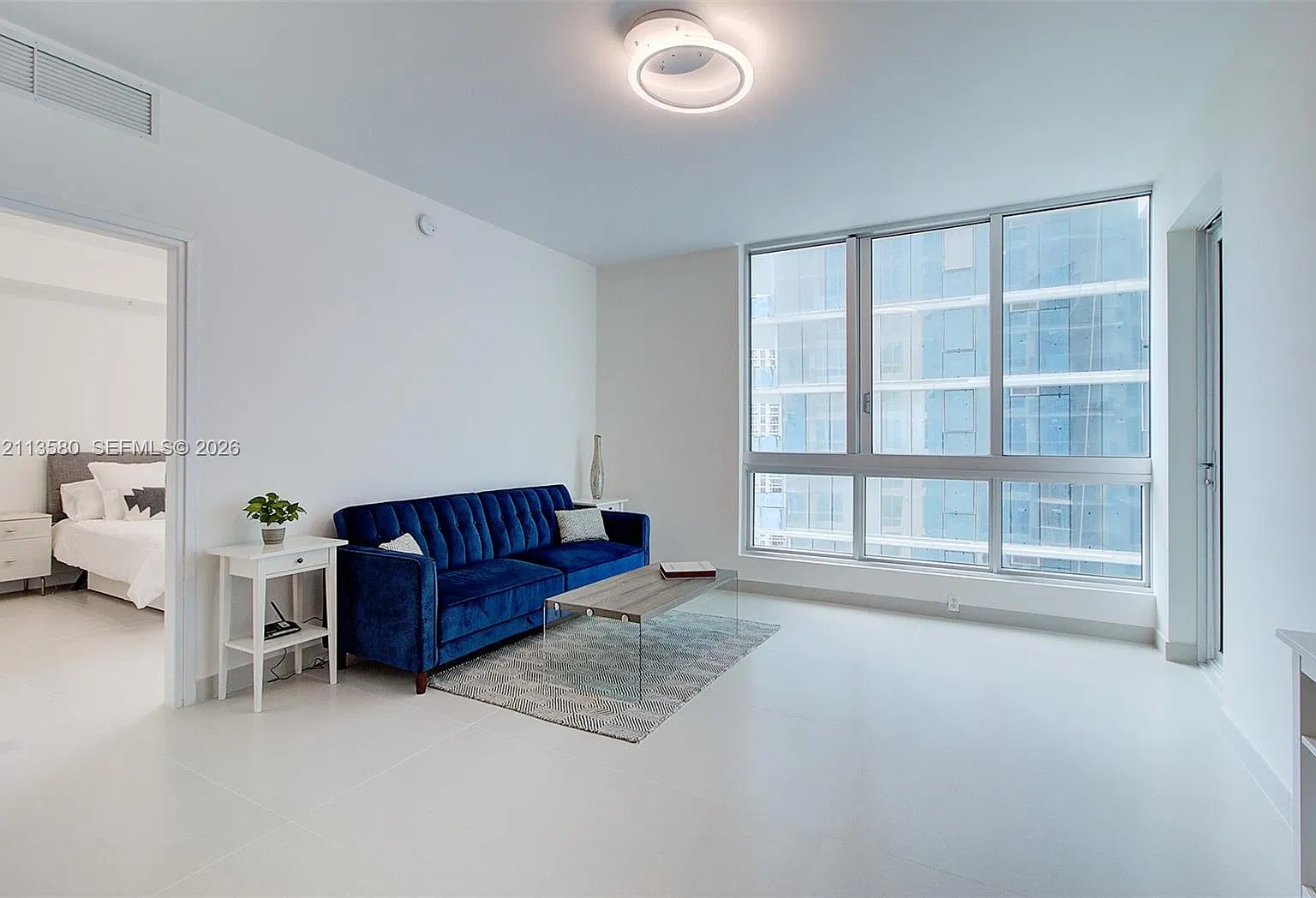 Met 1 Condo — Photo 3