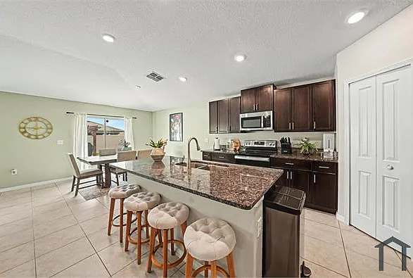 4 bed, 1900 sqft, $3,300 — Photo 4