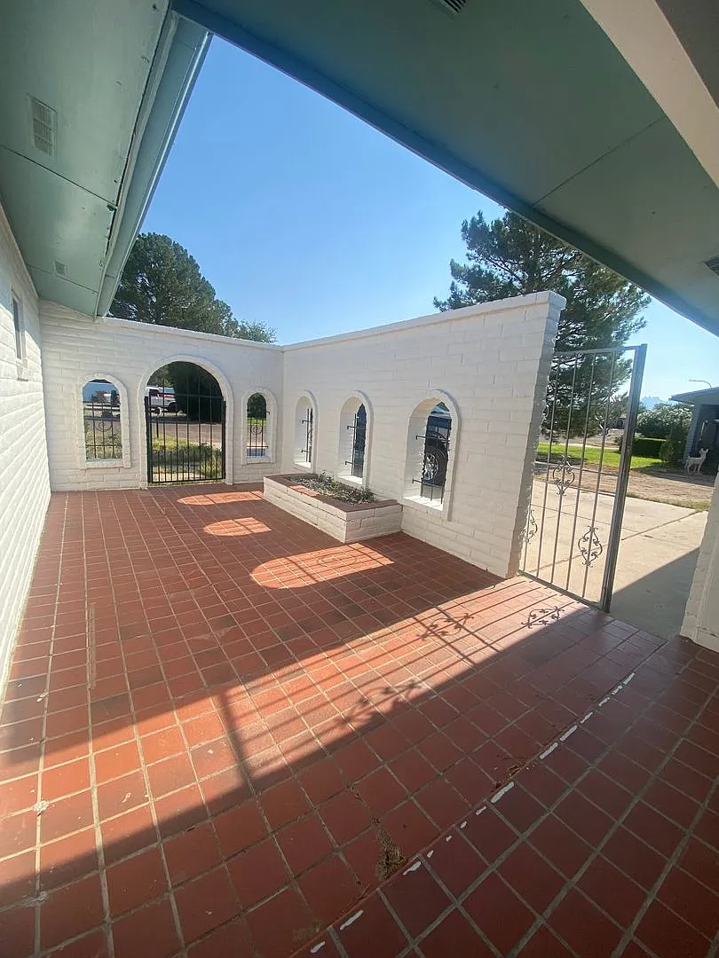 1733 Aspen Ave - Spacious 4 bed 2 bath with an office and a sun room! — Photo 2