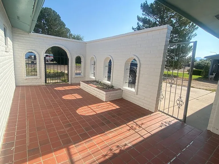 1733 Aspen Ave — Photo 2