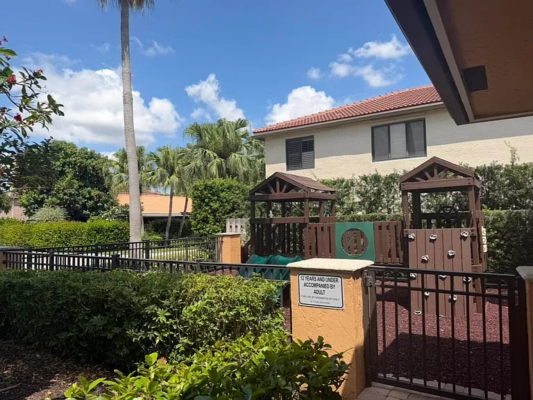 1852 Capeside Cir — Photo 13