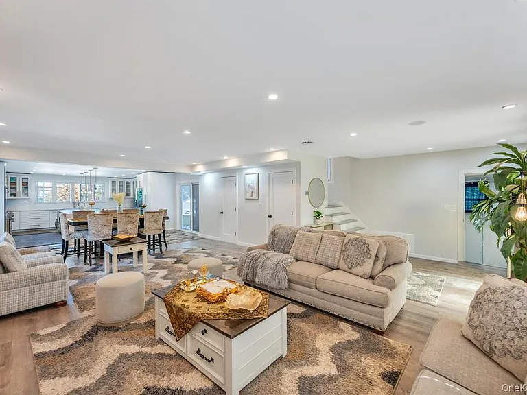6 Ash Ln — Photo 2