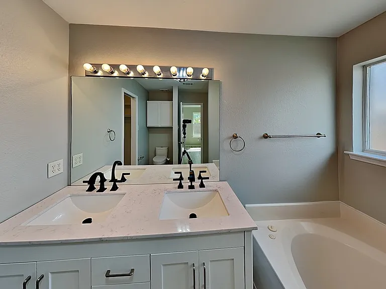 516 E Oak St — Photo 10