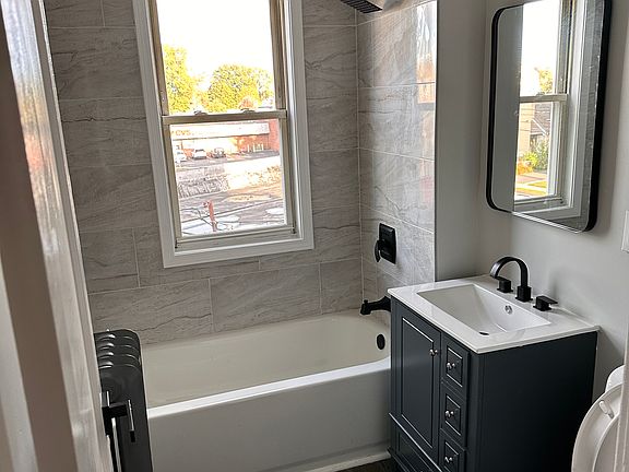 4th image of 17 Linnmoore St Unit 3