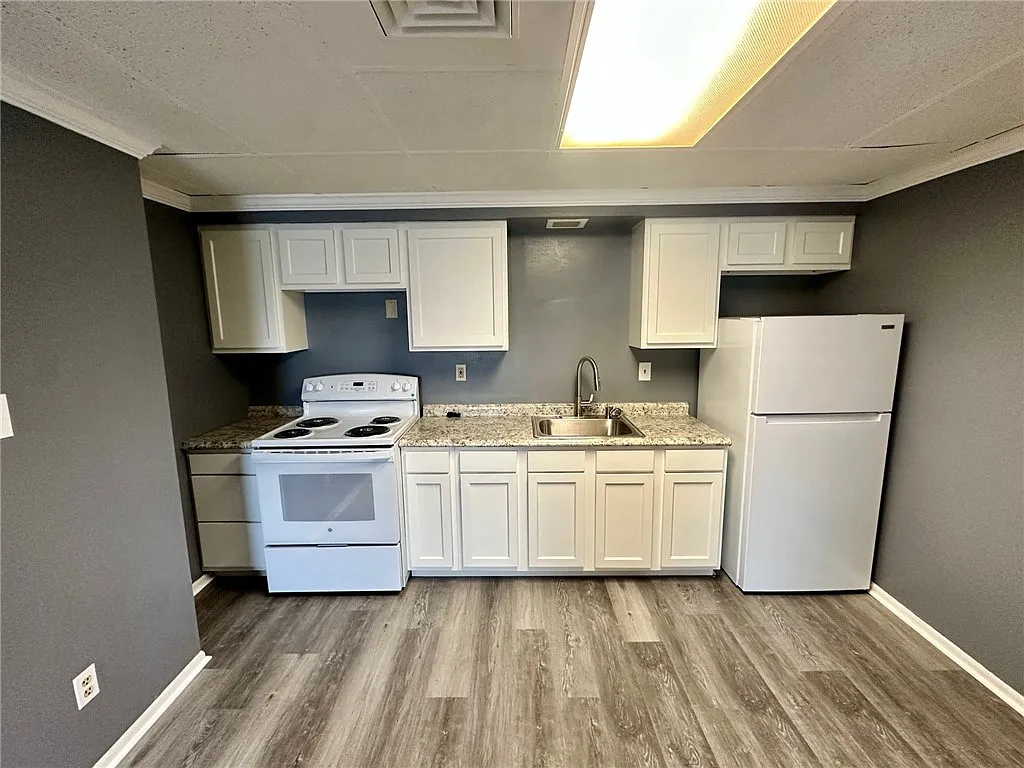 3 bed, $1,050 — Photo 3