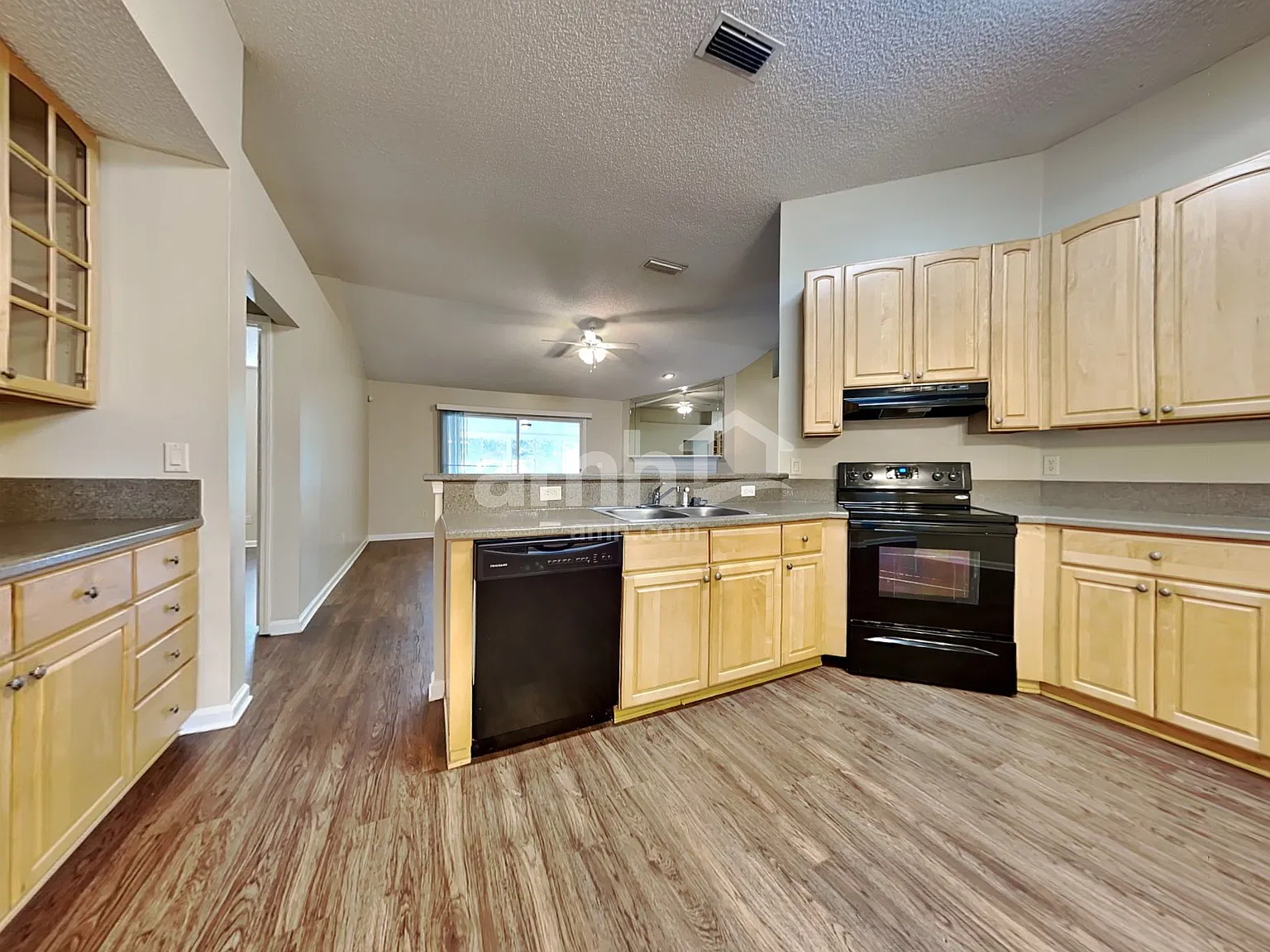 3 bed, 2.0 bath, 1838 sqft, $2,170 — Photo 4