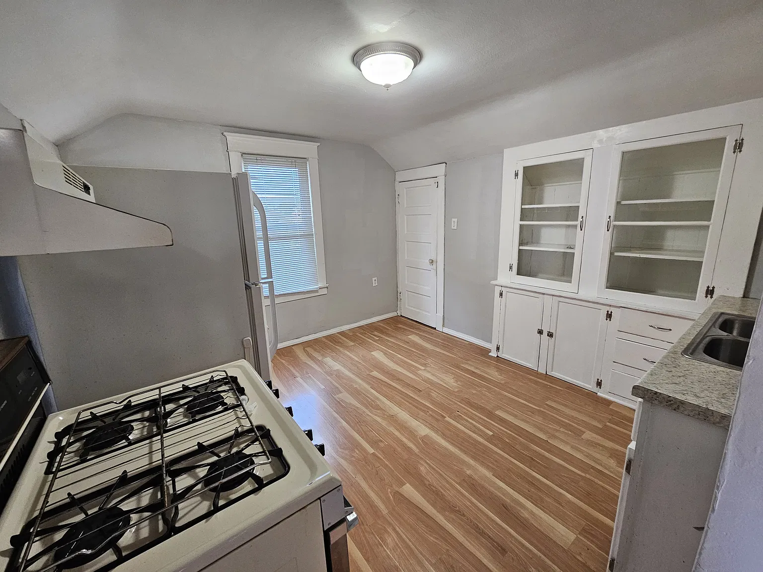2 bed, 700 sqft, $1,100 — Photo 2