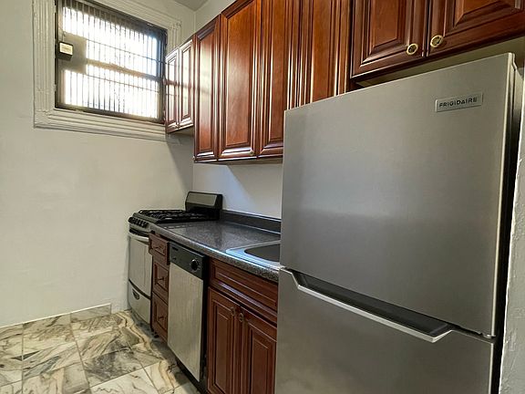 3rd image of 236 W 74th St APT 4R