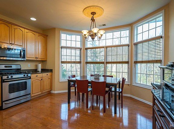 4th image of 216 Kensington Ln