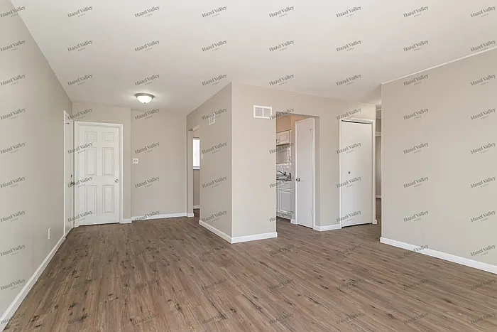 3 bed, 1.0 bath, 910 sqft, $1,430 — Photo 4