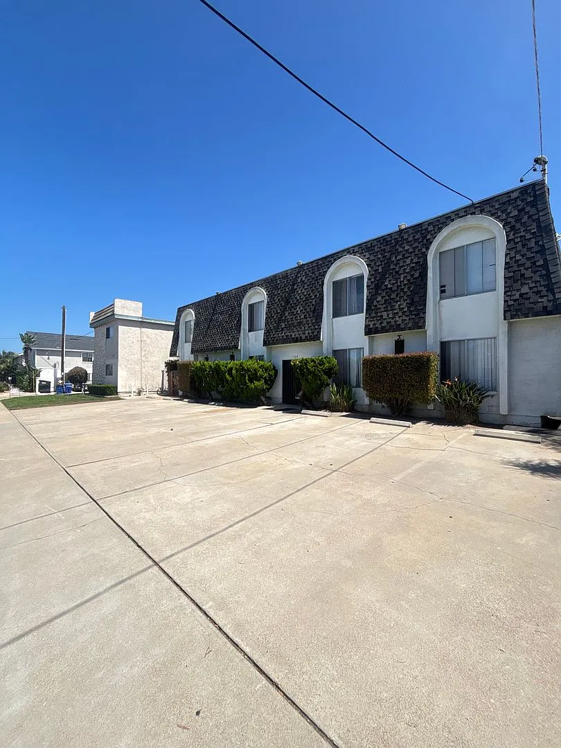 639 10 Street — Photo 2