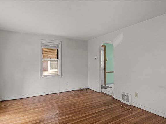 4th image of 358 Taunton Pl