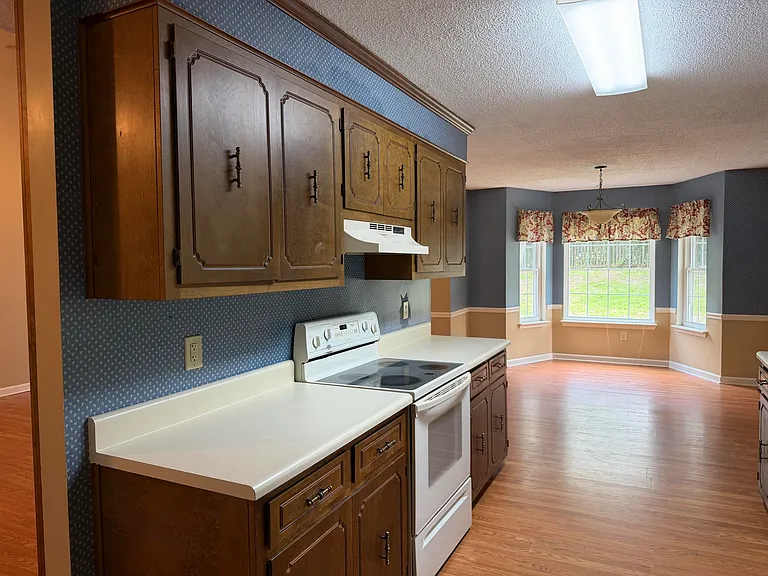 210 Suffolk Dr — Photo 8