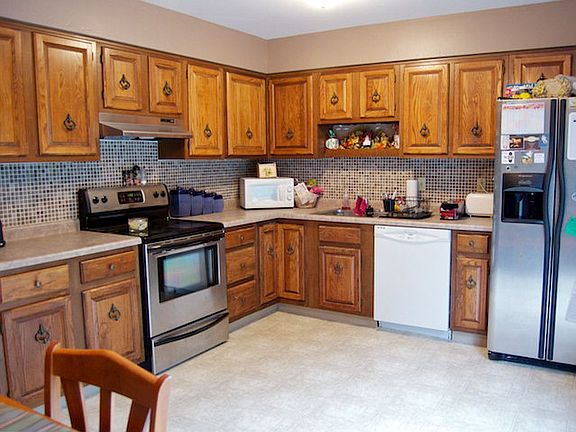 4th image of 19 Sussex Ct E