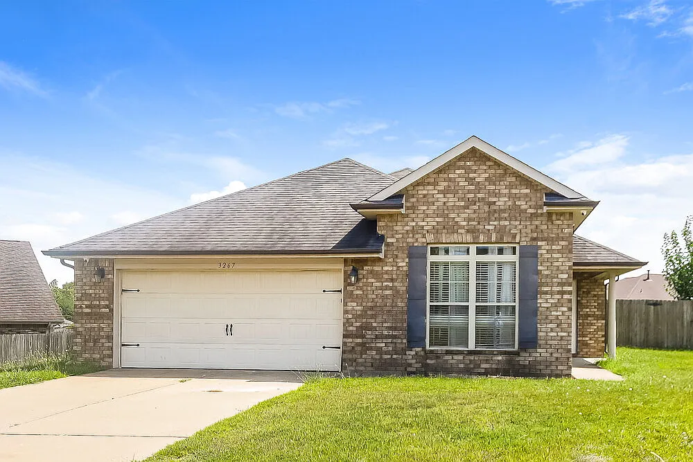 3 bed, 2.0 bath, 1402 sqft, $1,775 — Photo 1
