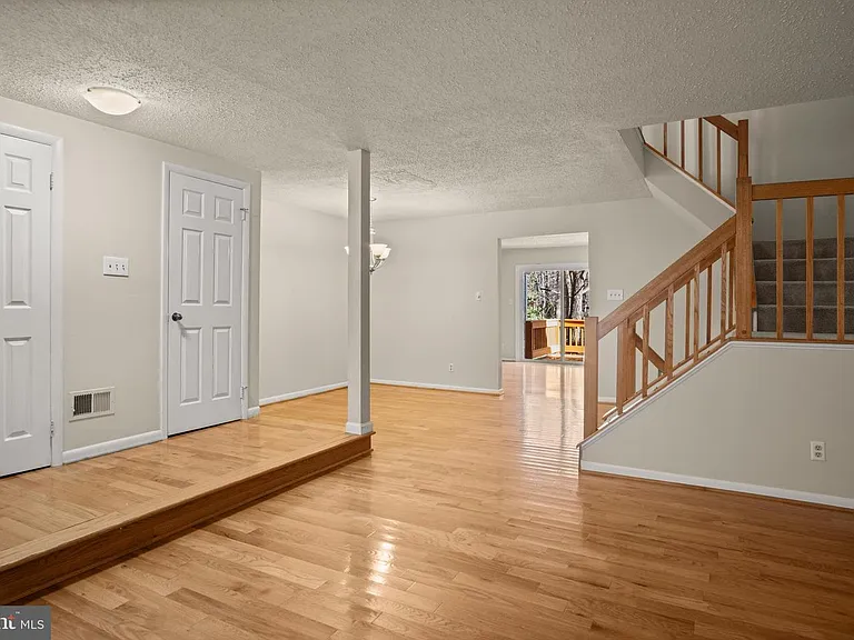 1602 Oak Spring Way — Photo 3
