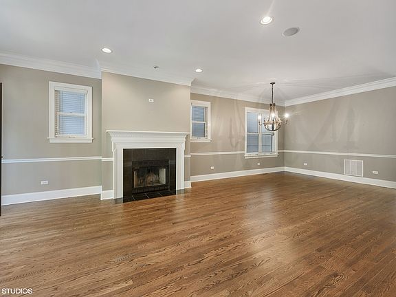 3rd image of 3310 N Hoyne Ave